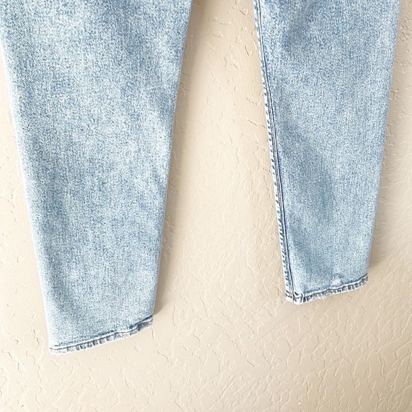 American‎ Eagle Lighter Wash Mom Jeans - Picture 7 of 9